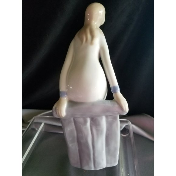 Vtg 9" Spanish Porcelain Figurine Lady leaning for a kiss marked 07.6.76 Nadal? - Picture 4 of 10